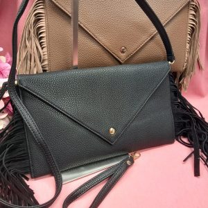 Cartera y bolso de flecos en piel.